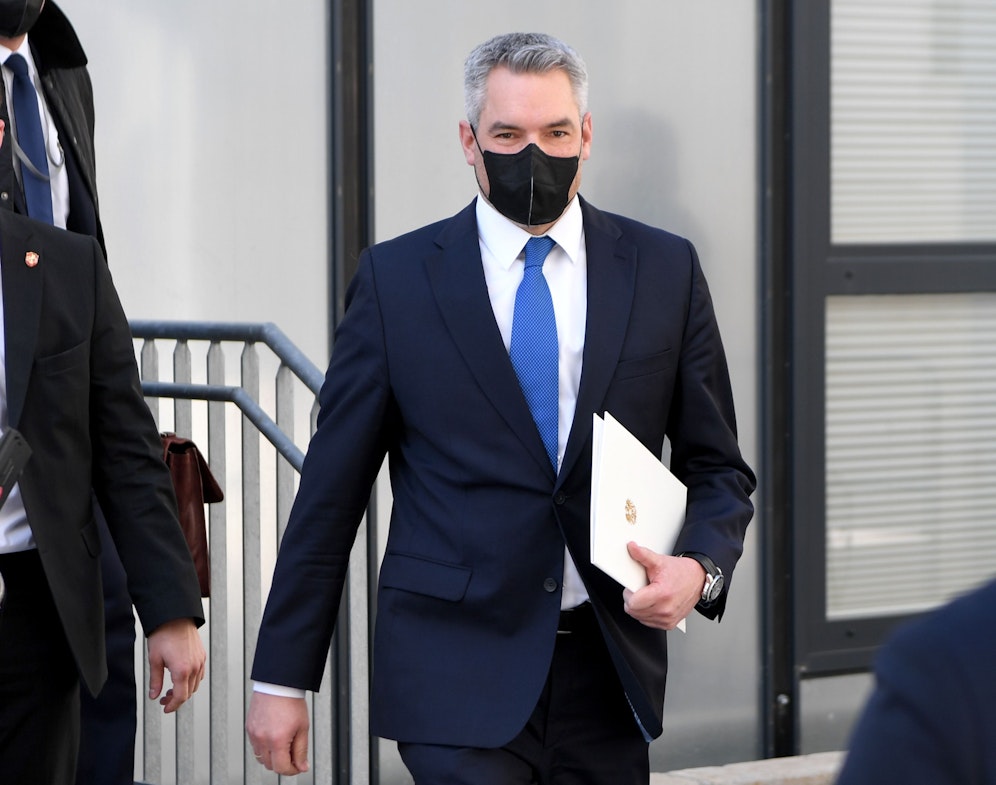 Bundeskanzler Karl Nehammer auf dem Weg zum U-Ausschuss. 