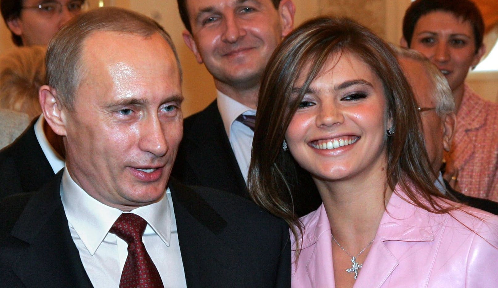Seit 2008 soll Putin mit der deutlich jüngeren russischen Olympionikin Alina Kabajewa liiert sein und mit ihr mehrere Kinder haben.