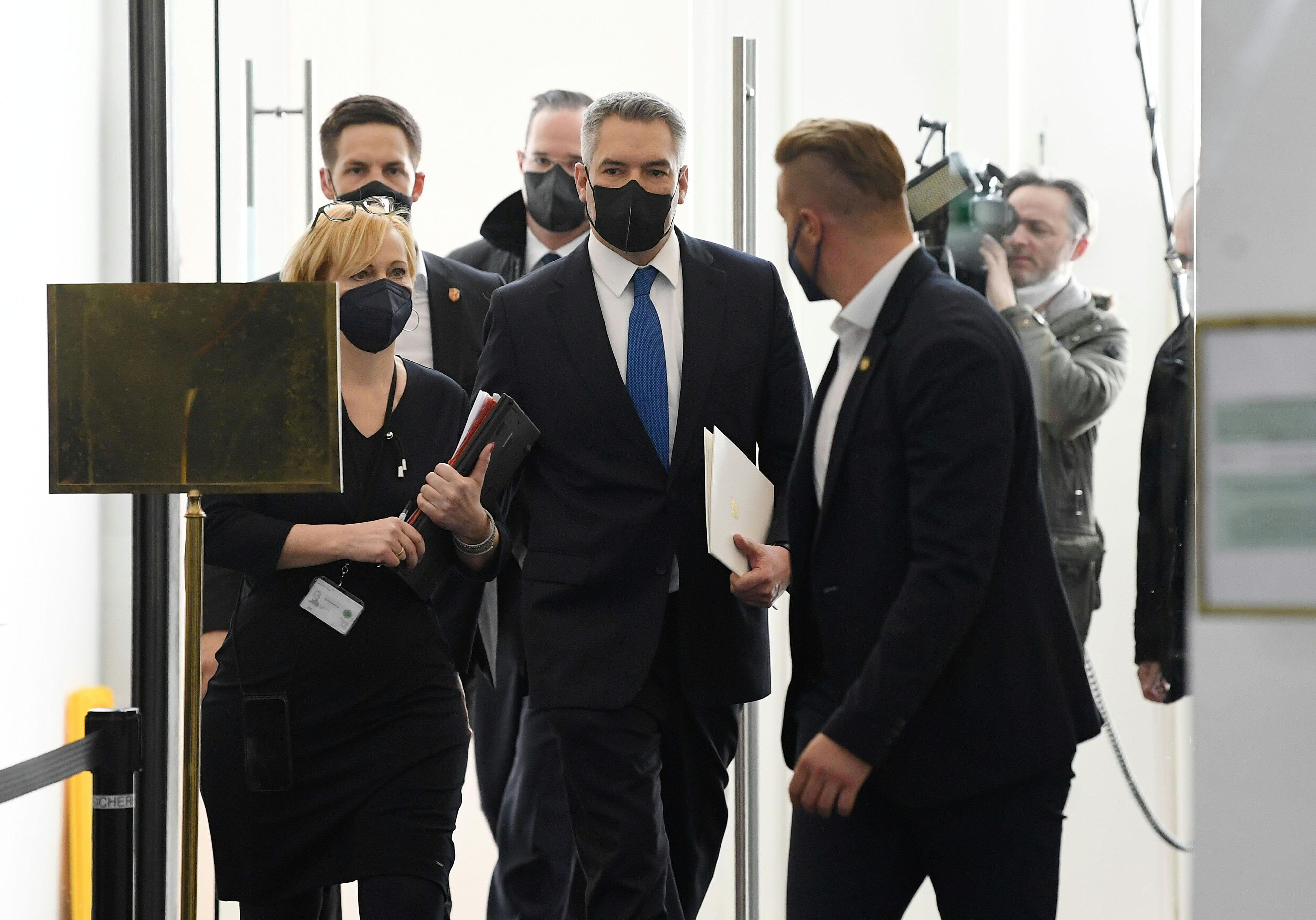 Kanzler Nehammer am Weg zur Befragung.