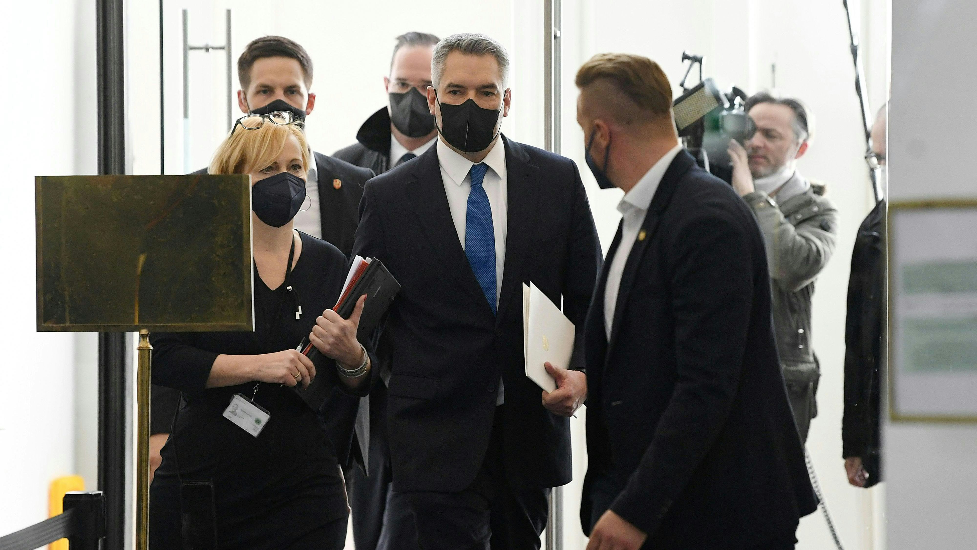 Kanzler Nehammer am Weg zur Befragung.