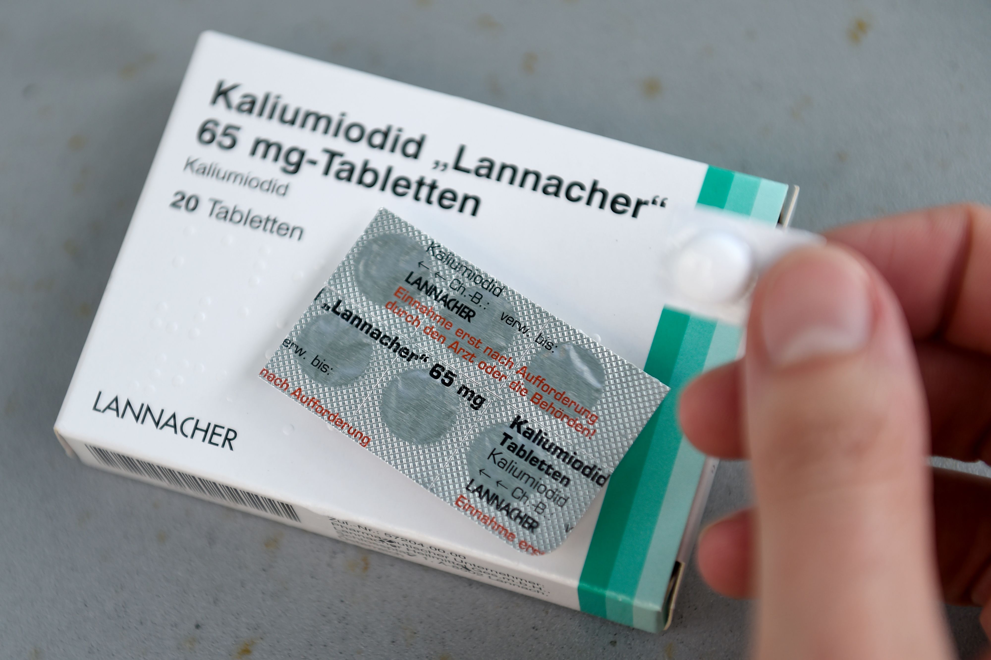 Download von www.picturedesk.com am 02.03.2022 (13:45).  A blister of iodine tablets can be seen in the hands of a member of the Vitr family in Aachen, Germany, 28 August 2017. From the 1st of September onwards free iodine tablets will be distributed amongst the populace in the Aachen Region, in preparation for the case of a reactor accident in Tihange, Belgium. Iodine is supposed to protect against thyroid cancer. Photo: Rainer Jensen/dpa - 20170828_PD12498 - Rechteinfo: Rights Managed (RM)