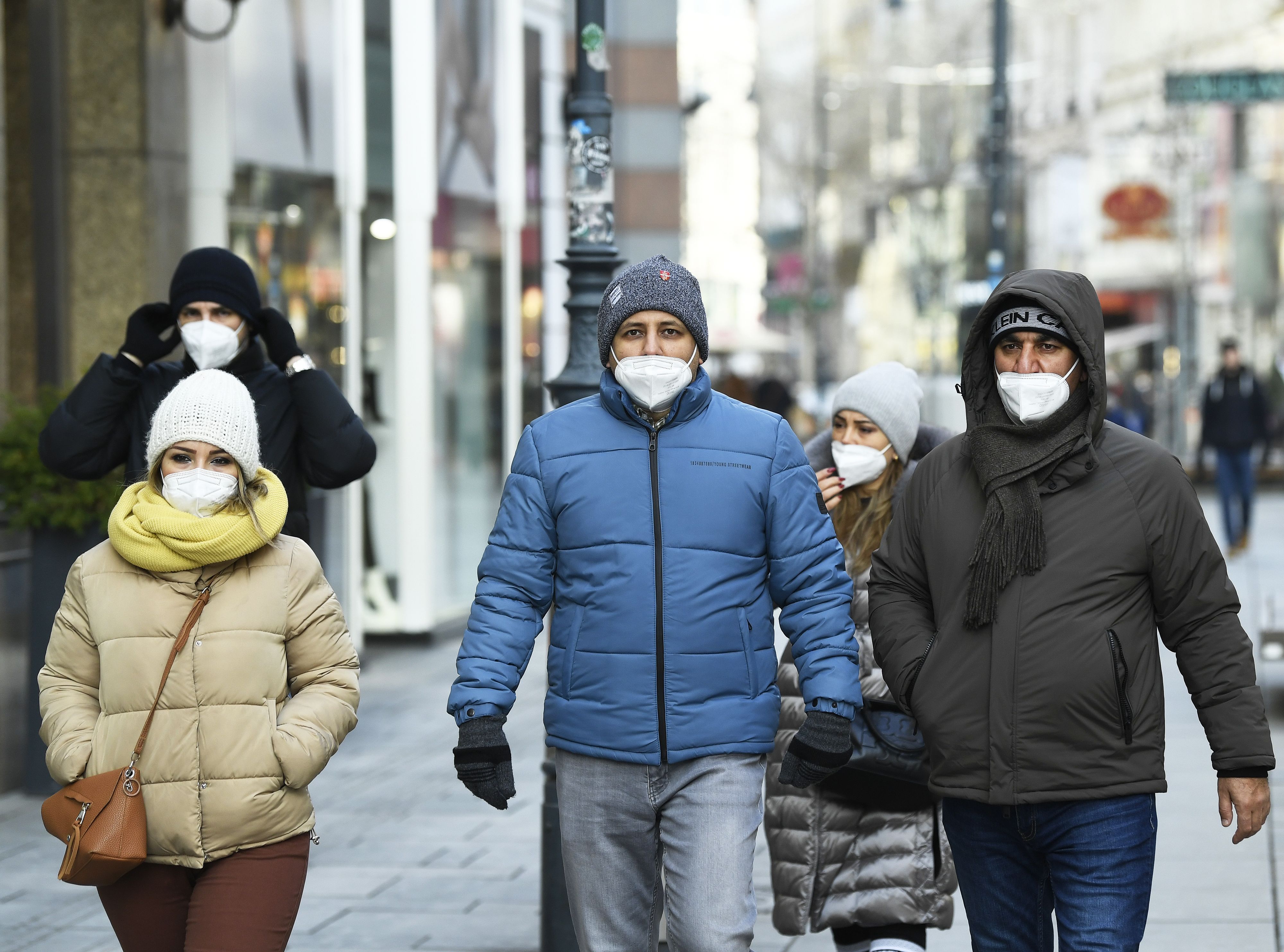 Während die Maskenpflicht indoor mancherorts fällt, bleibt sie auch outdoor teilweise bestehen.