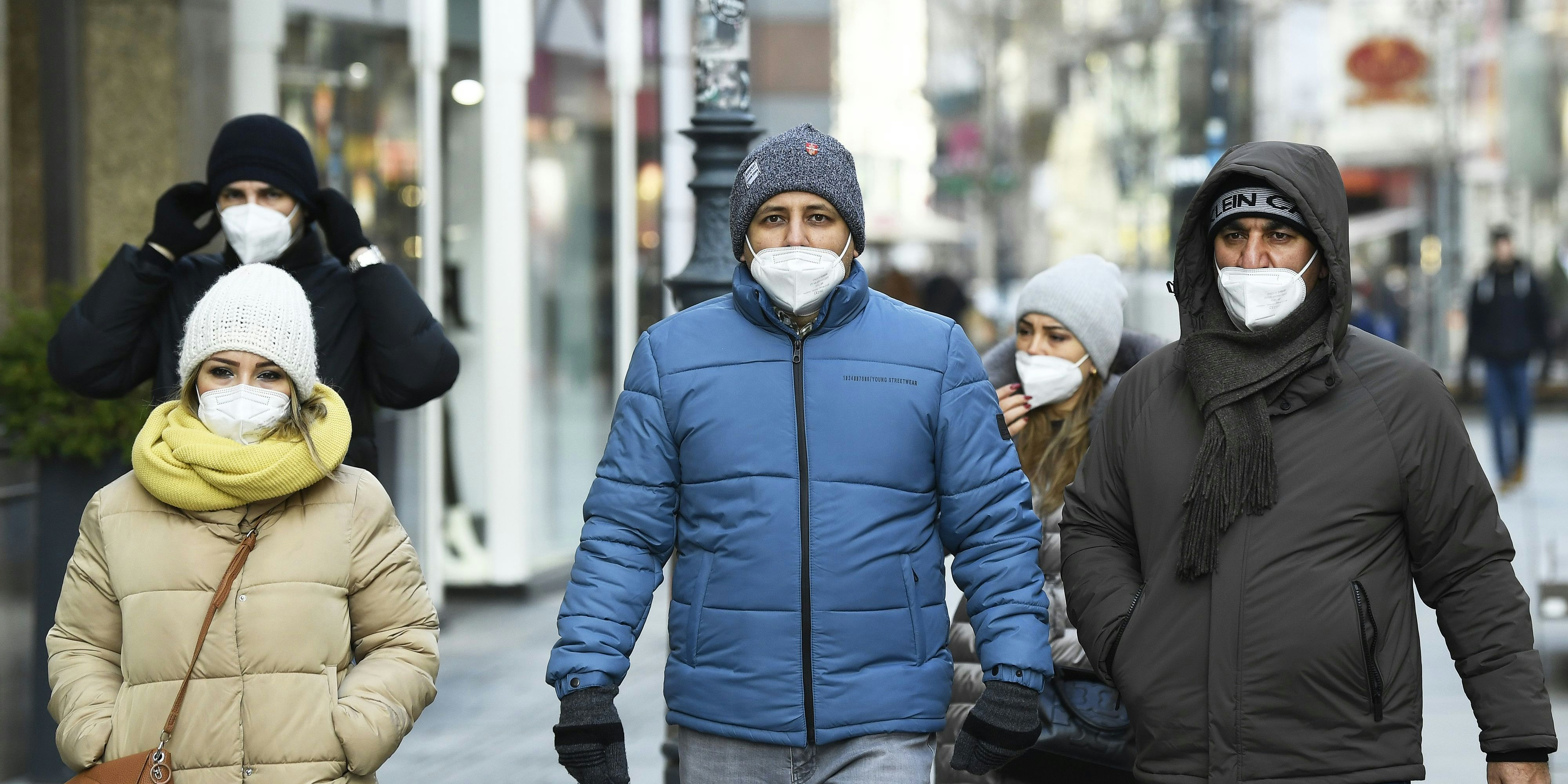 Während die Maskenpflicht indoor mancherorts fällt, bleibt sie auch outdoor teilweise bestehen.