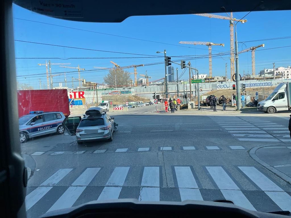 Auto landet nach Unfall in Baustelle