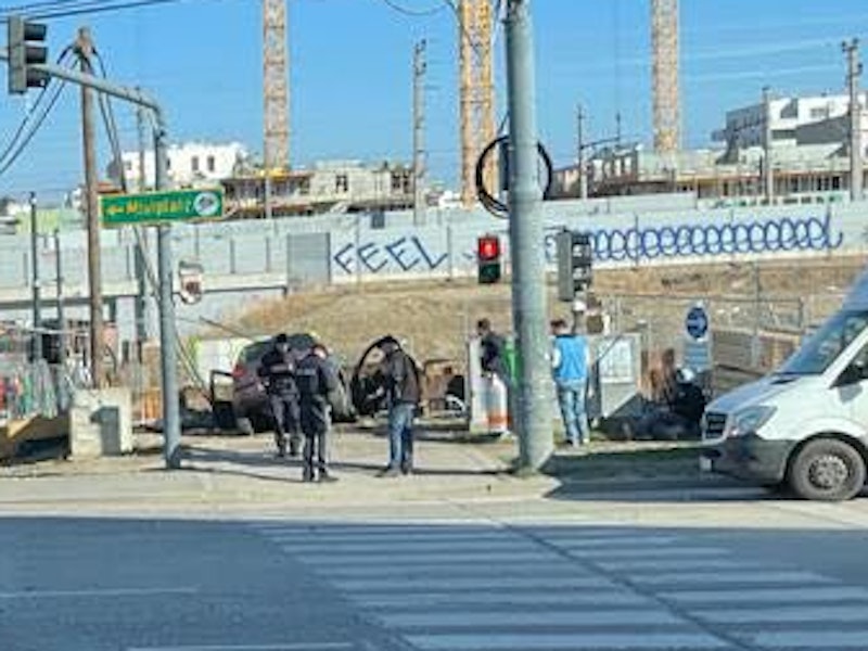 Auto landet nach Unfall in Baustelle