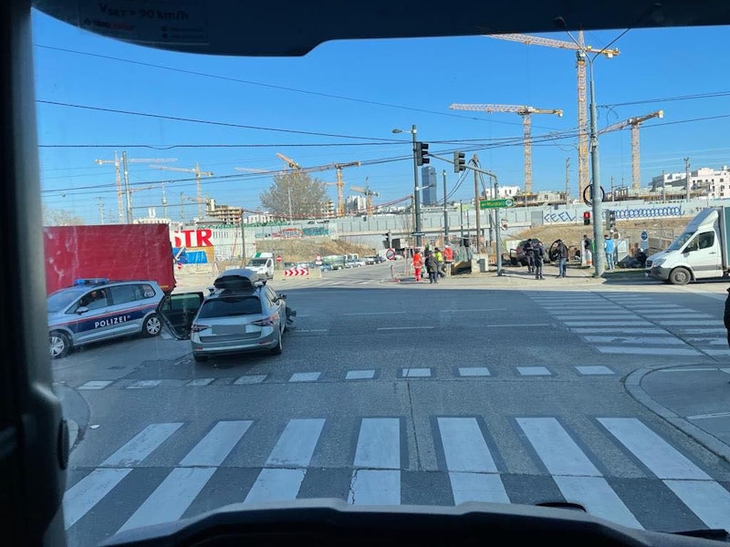 Auto landet nach Unfall in Baustelle