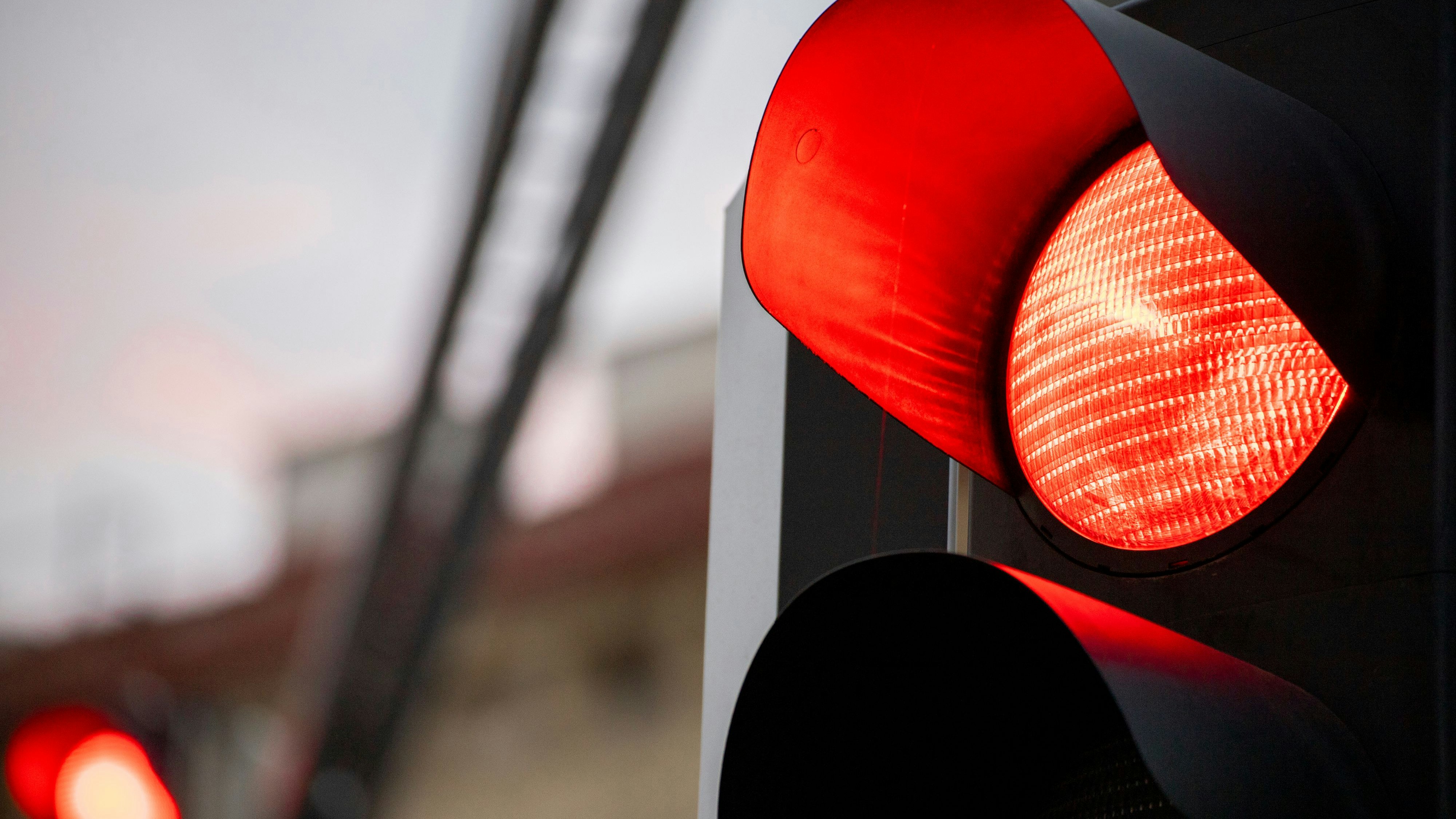 Nachdem der 59-Jährige mit seinem Rad über eine rote Ampel fuhr, krachte er mit der 35-jährigen Fußgängerin zusammen.