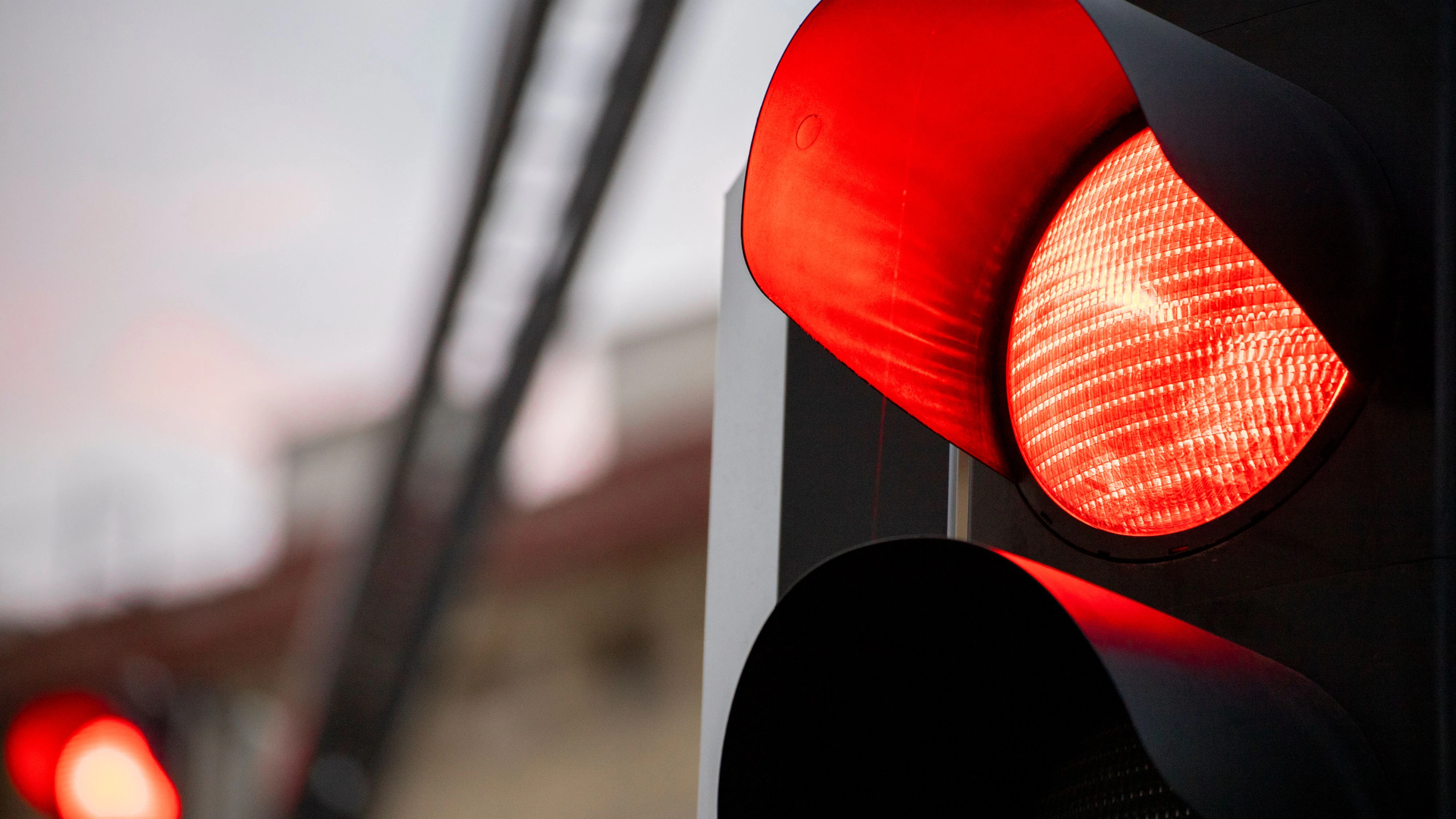 Nachdem der 59-Jährige mit seinem Rad über eine rote Ampel fuhr, krachte er mit der 35-jährigen Fußgängerin zusammen.