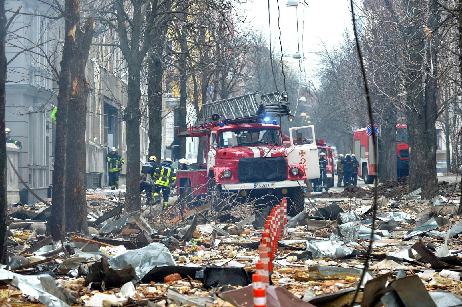 Auf den Straßen türmen sich die Trümmer.&nbsp;