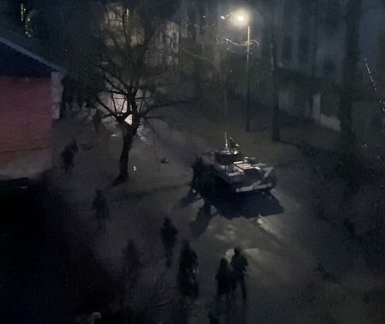 Ein russischer Panzer und Bodentruppen in den Straßen von Cherson am 1. März 2022.