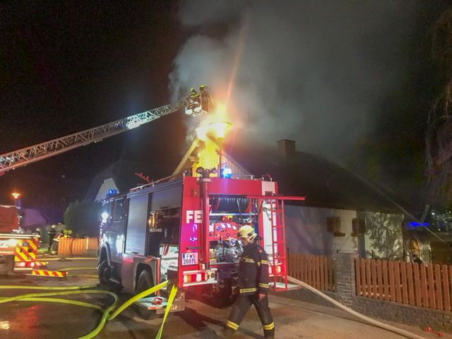 Die Einsatzkräfte vor Ort im Löscheinsatz