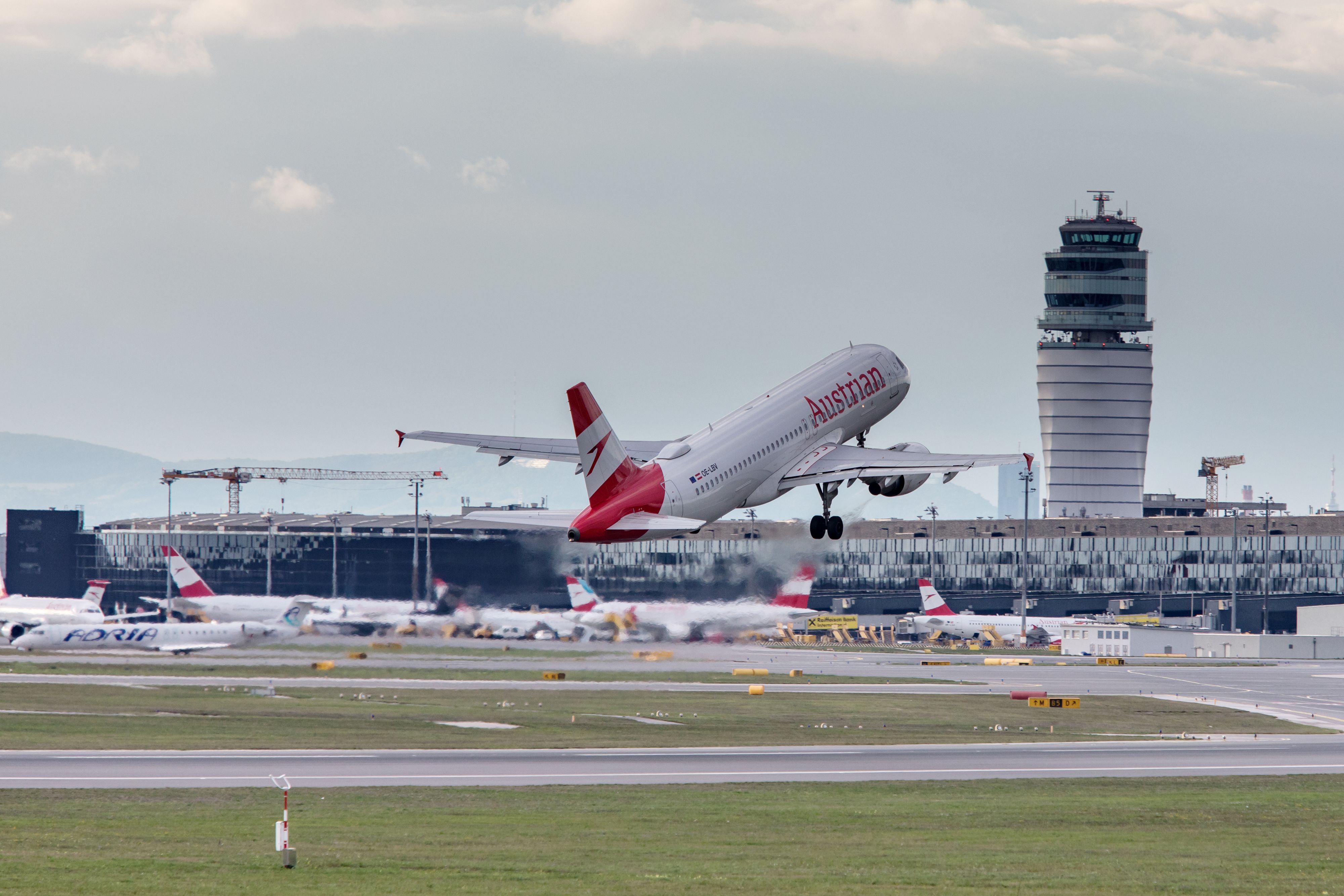 Ein Airbus 320 der Austrian Airlines (AUA) bei Start vom Flughafen Wien.