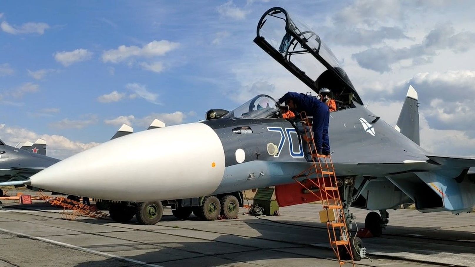 Bodencrew während&nbsp;der Übung der&nbsp;Suchoi Su-24 und Su-30SM-Bombern der russischen Baltikum-Flotte.&nbsp;(Archivbild)