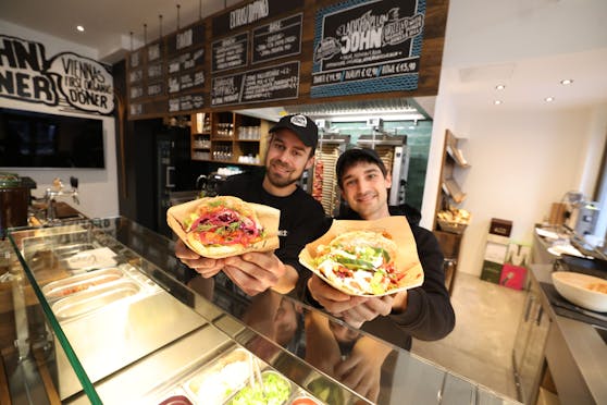Die Gründer von "John Döner": Christoph Speiser (27) und Manuel Aibler (28) bringen in der Wiener Innenstadt Bio-Qualität mit Fast Food zusammen.