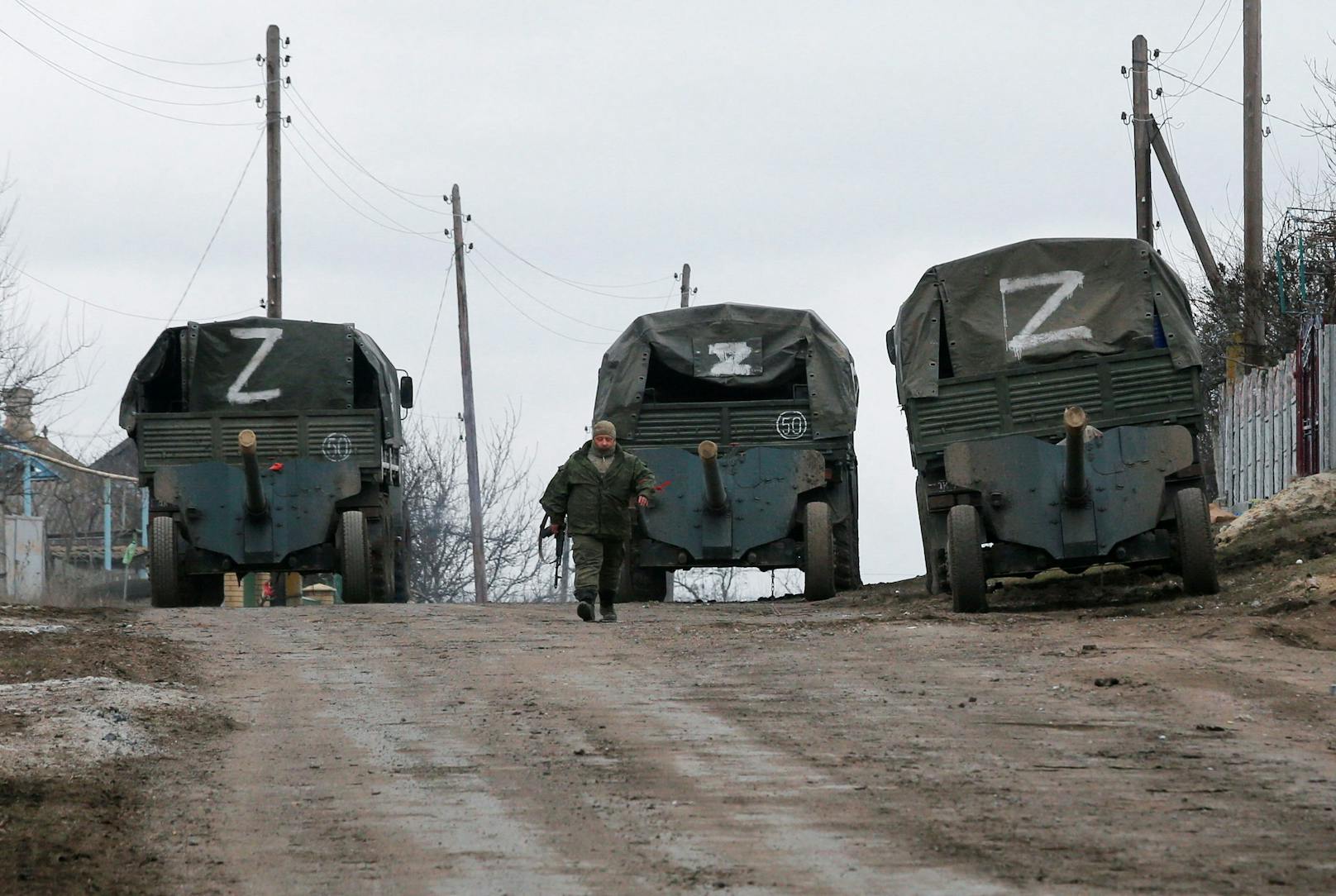 Ganz treffsicher dürfte die Erklärung aber nicht sein. Der zuvor gezeigte "O"-Panzer&nbsp;wurde von der Nachrichtenagentur Reuters in der <a href="https://www.heute.at/s/militaerfahrzeuge-bei-donezk-einmarsch-vermutet-100191648">Donezk-Region</a> – also weit weg von Belarus – gesichtet.
