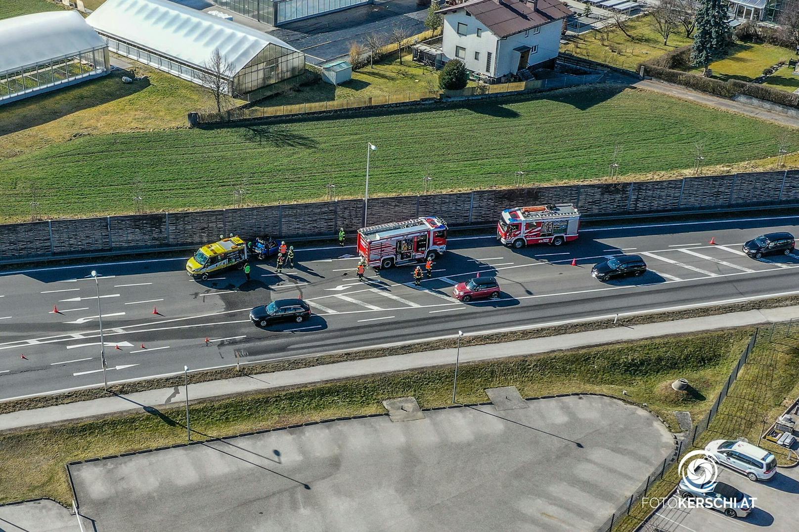 Das Mopedauto wurde in die Kreuzung geschleudert