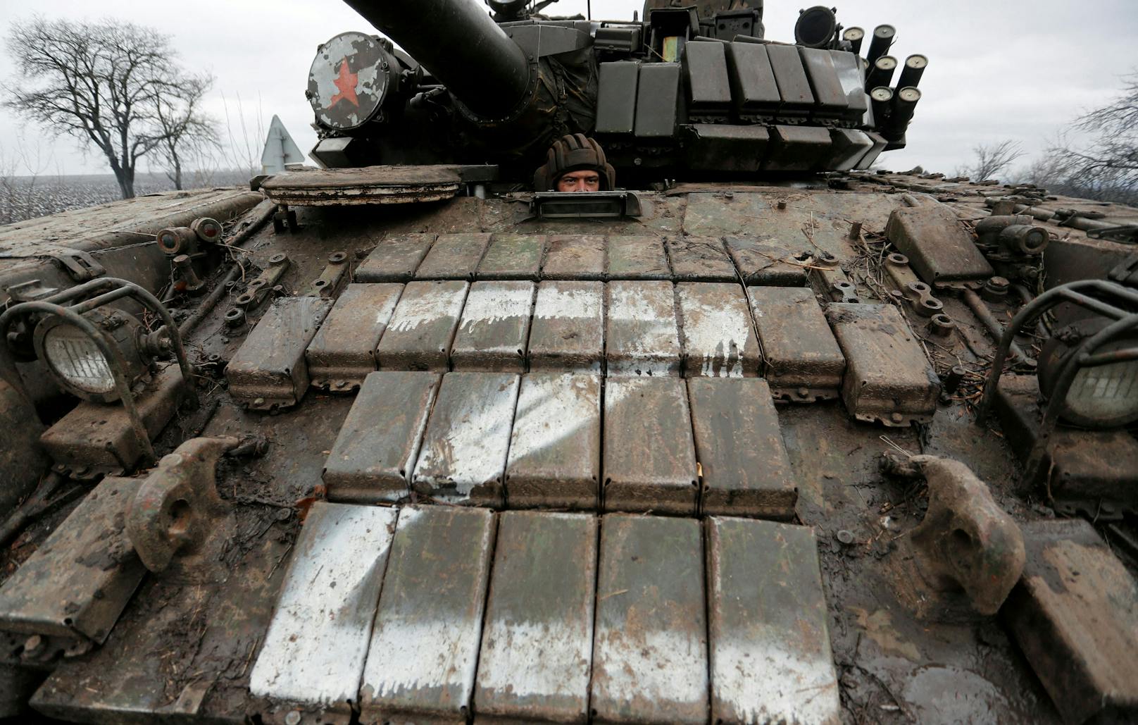 Schon vor dem Einmarsch der russischen Truppen in der Ukraine waren auf Putins Kriegsgerät seltsame Zeichen entdeckt worden. Vielfach wurden...