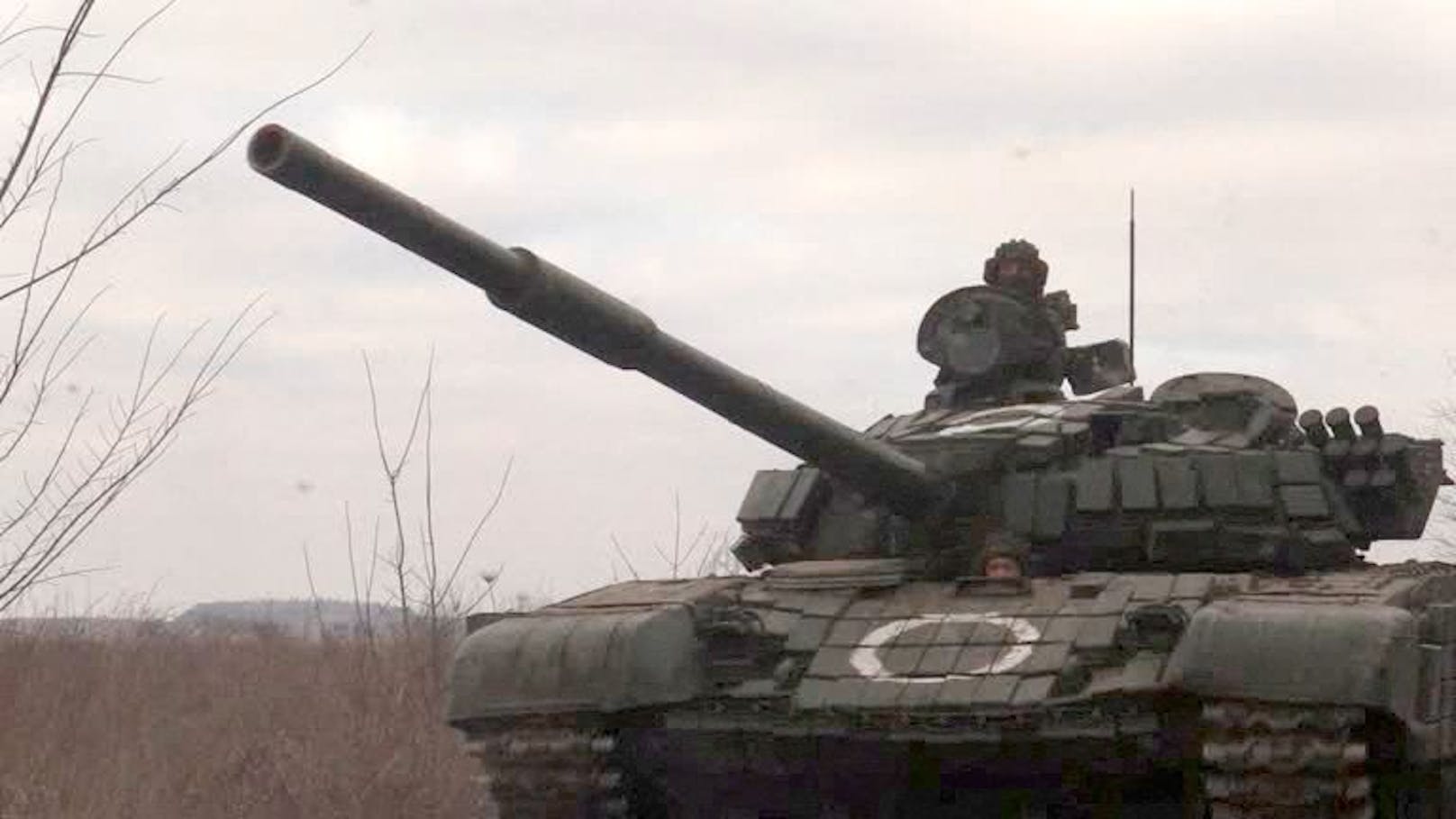 Russischer Panzer mit "O" im Ort Mykolaiv im ostukrainischen Oblask Donezk.
