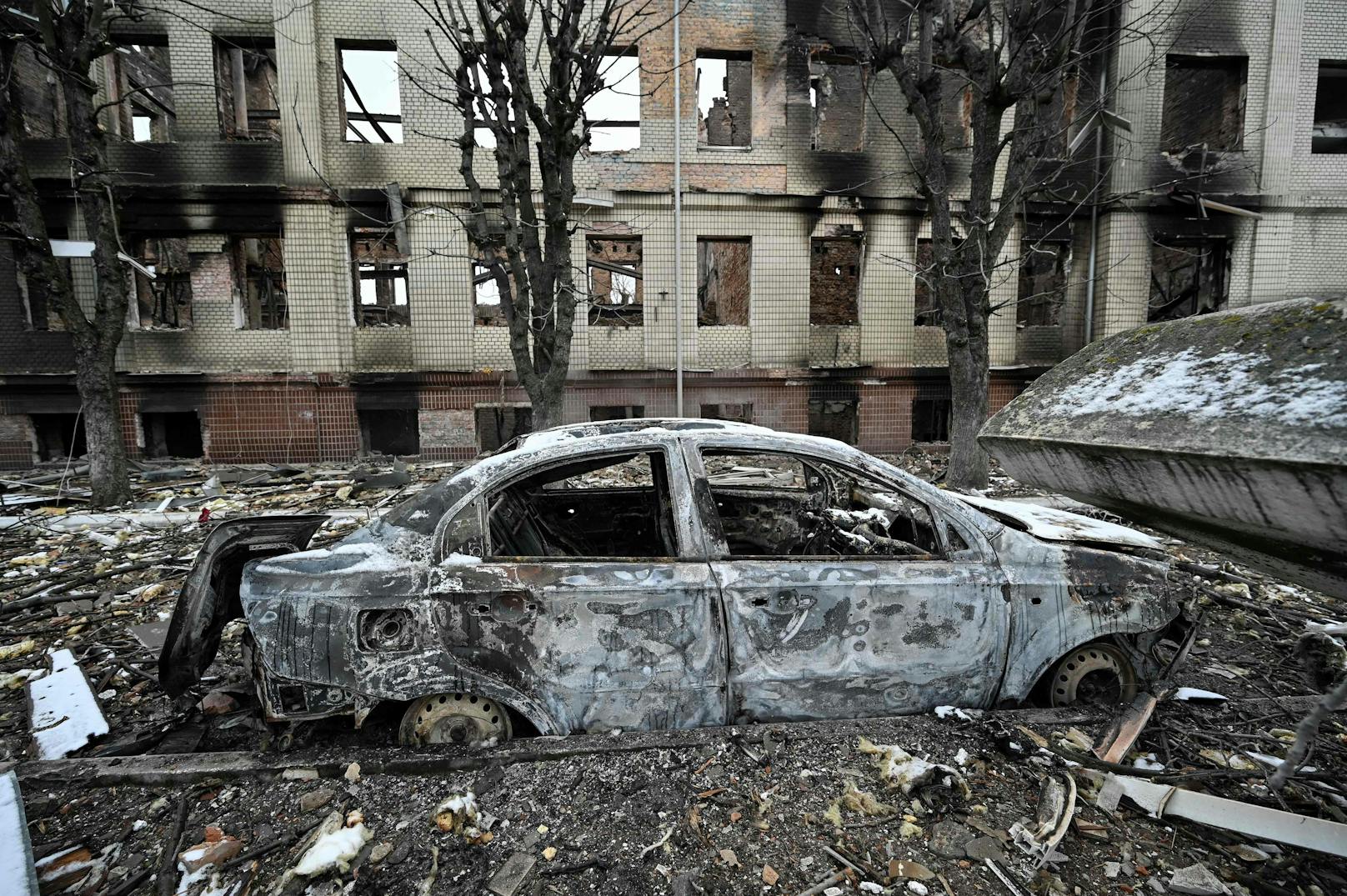 Militäreinrichtungen außerhalb der Stadt Kiew wurden bereits angegriffen. 
