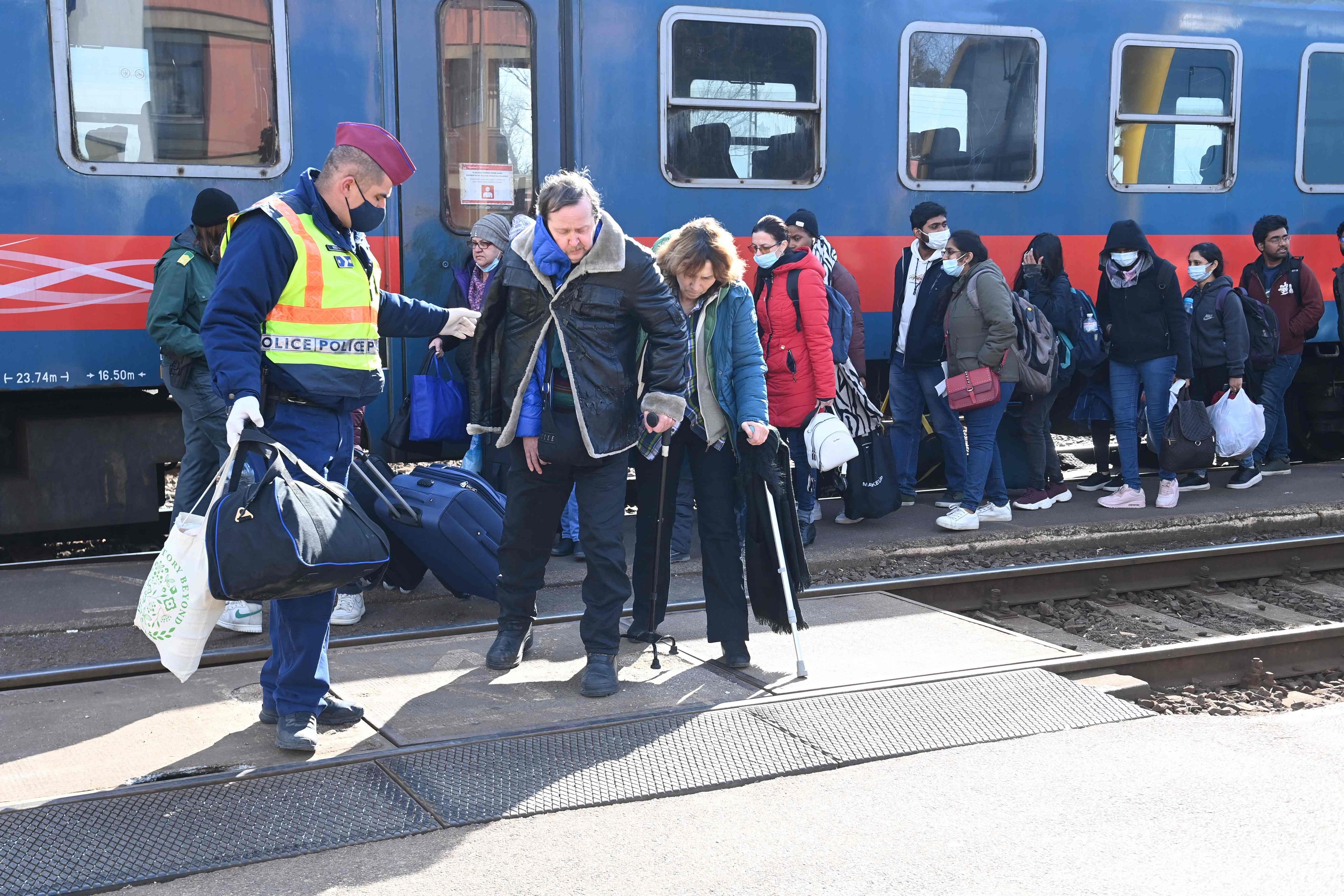Kriegs-Flüchtlinge kommen an der ungarisch-ukrainischen Grenze bei Zahony.