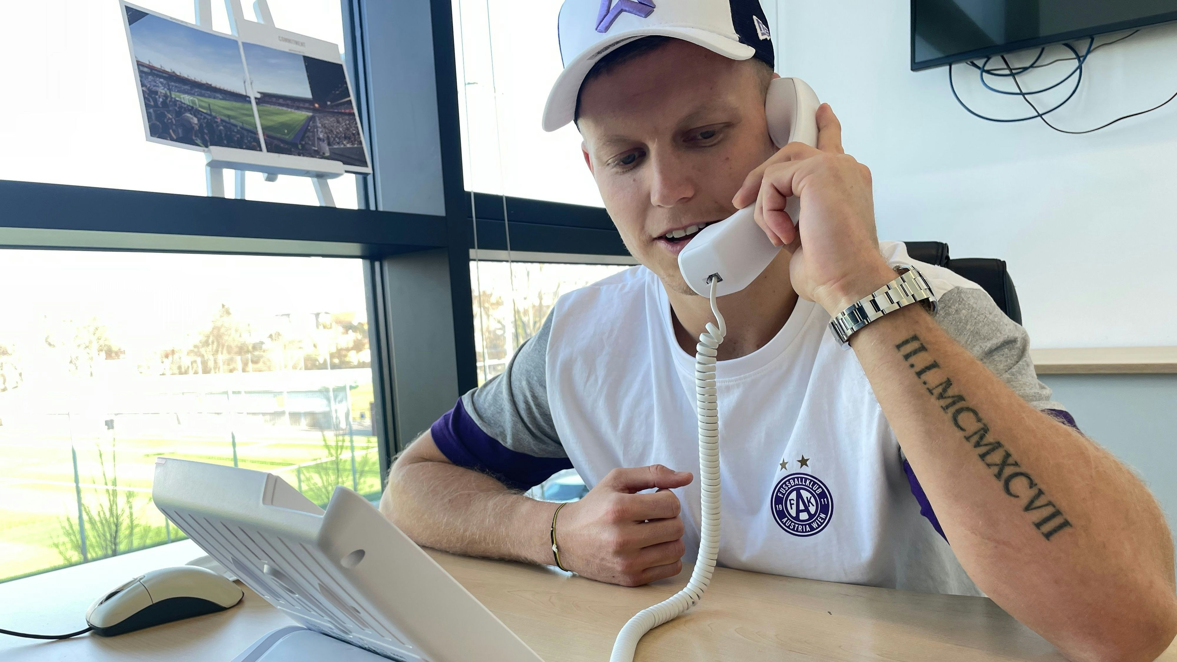 Patrick Pentz greift zum Hörer.