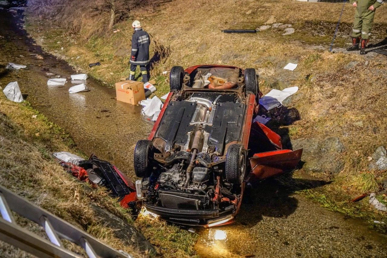 Die Feuerwehr befreite den Mann aus dem Auto.