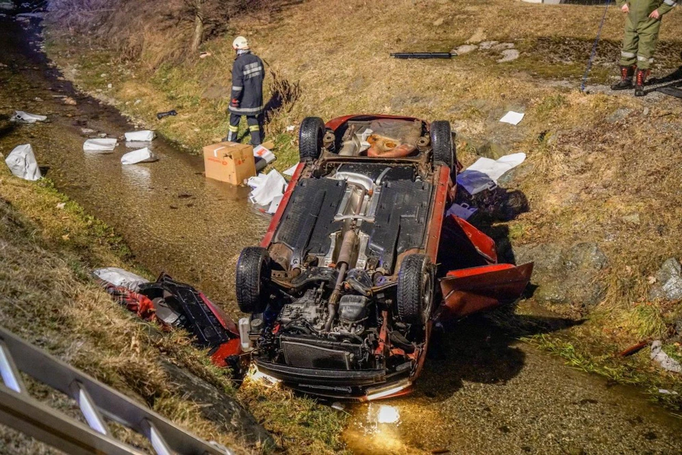 Die Feuerwehr befreite den Mann aus dem Auto.