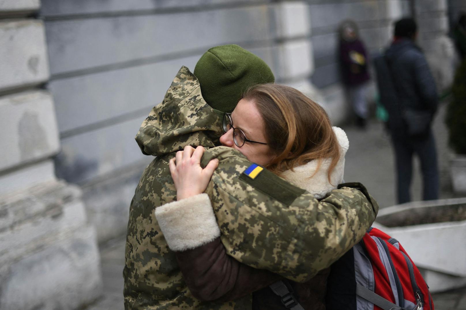 Ein ukrainischer Soldat umarmt seine Frau in Lwiw (Lemberg).  Bild aufgenommen am Mittwoch, 02.03.2022.