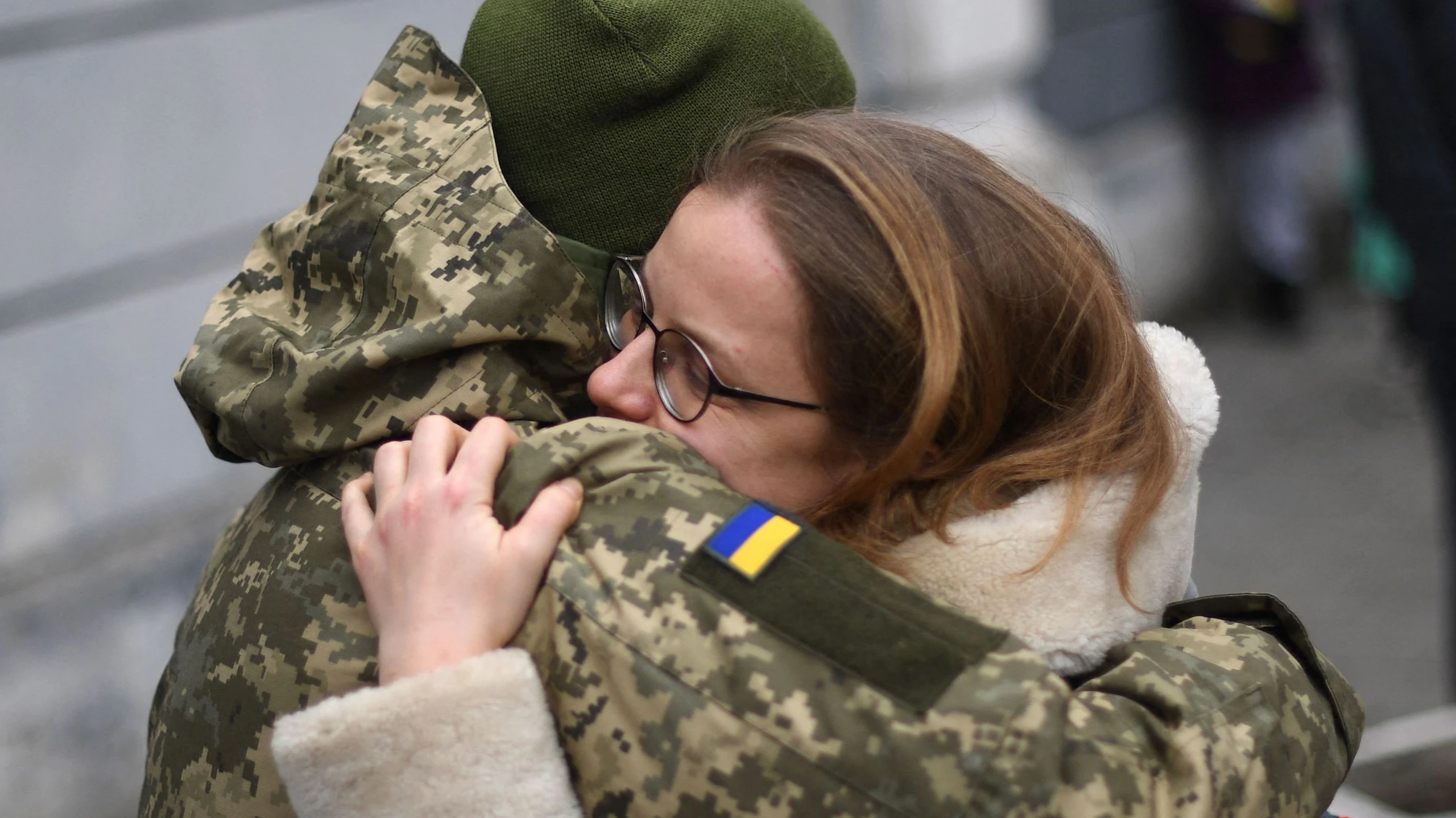 Ein ukrainischer Soldat umarmt seine Frau in Lwiw (Lemberg).  Bild aufgenommen am Mittwoch, 02.03.2022.