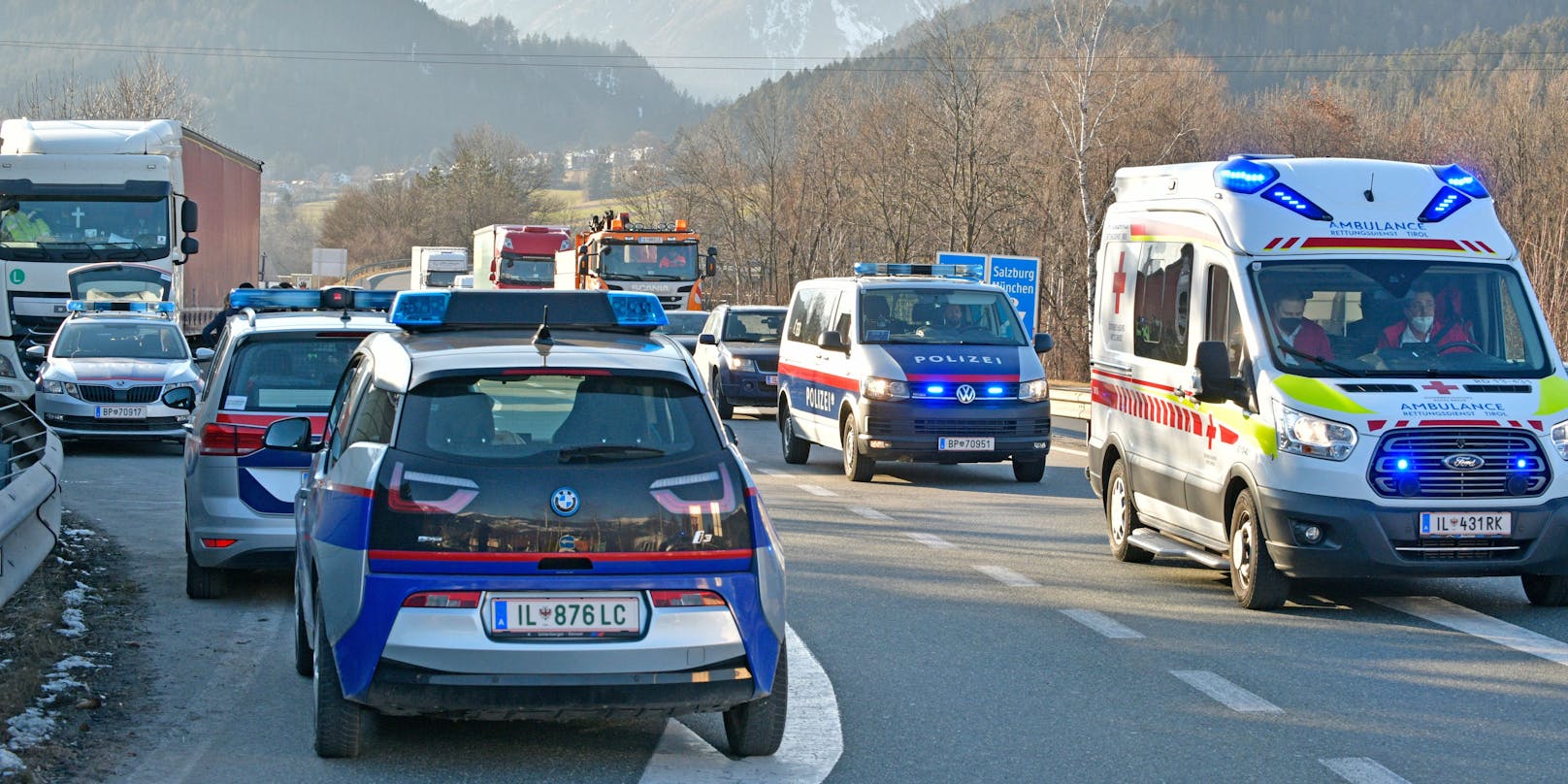 Der betrunkene LKW-Lenker trat und schlug auf der Autobahn zwei Polizisten.