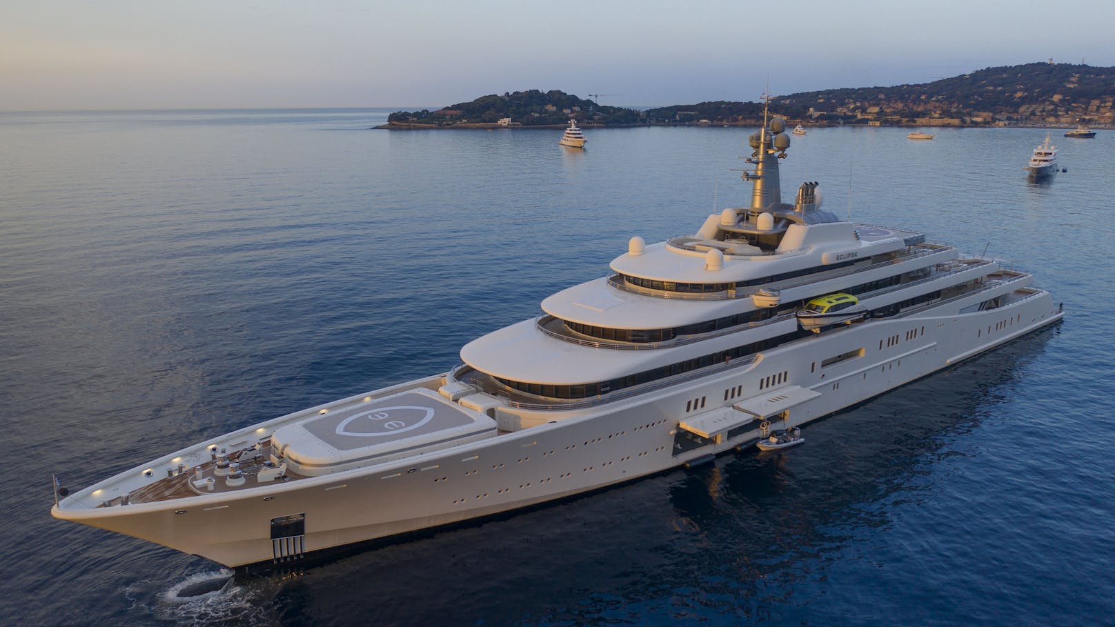 Der russische Oligarchen <strong>Roman Abramowitsch</strong> lässt seine "Eclipse", bis 2013 die größte Yacht der Welt, in die Karibik verlegen.