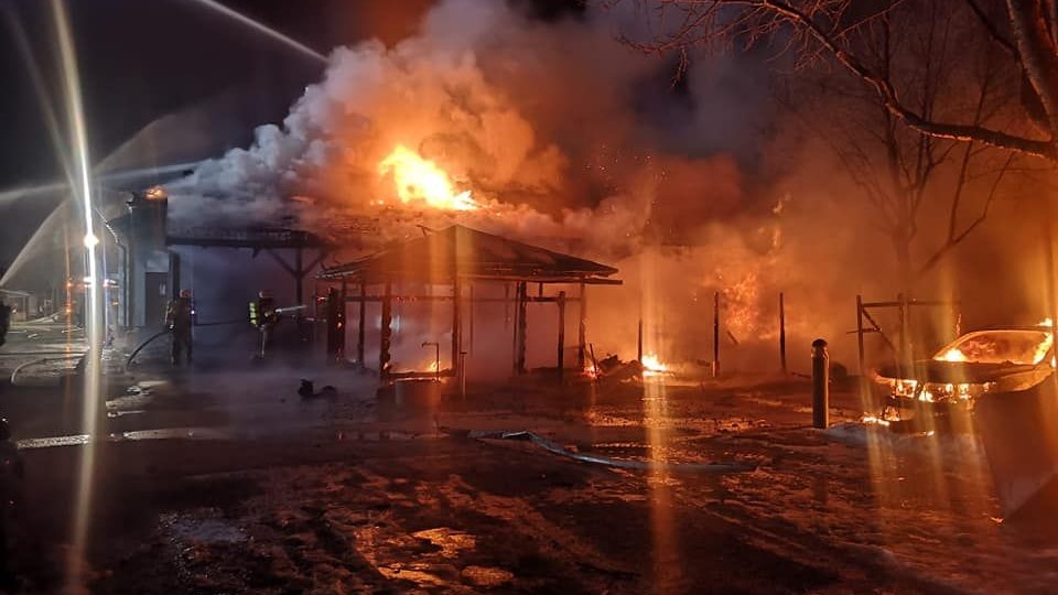 Die Feuerwehr ist im Großeinsatz.
