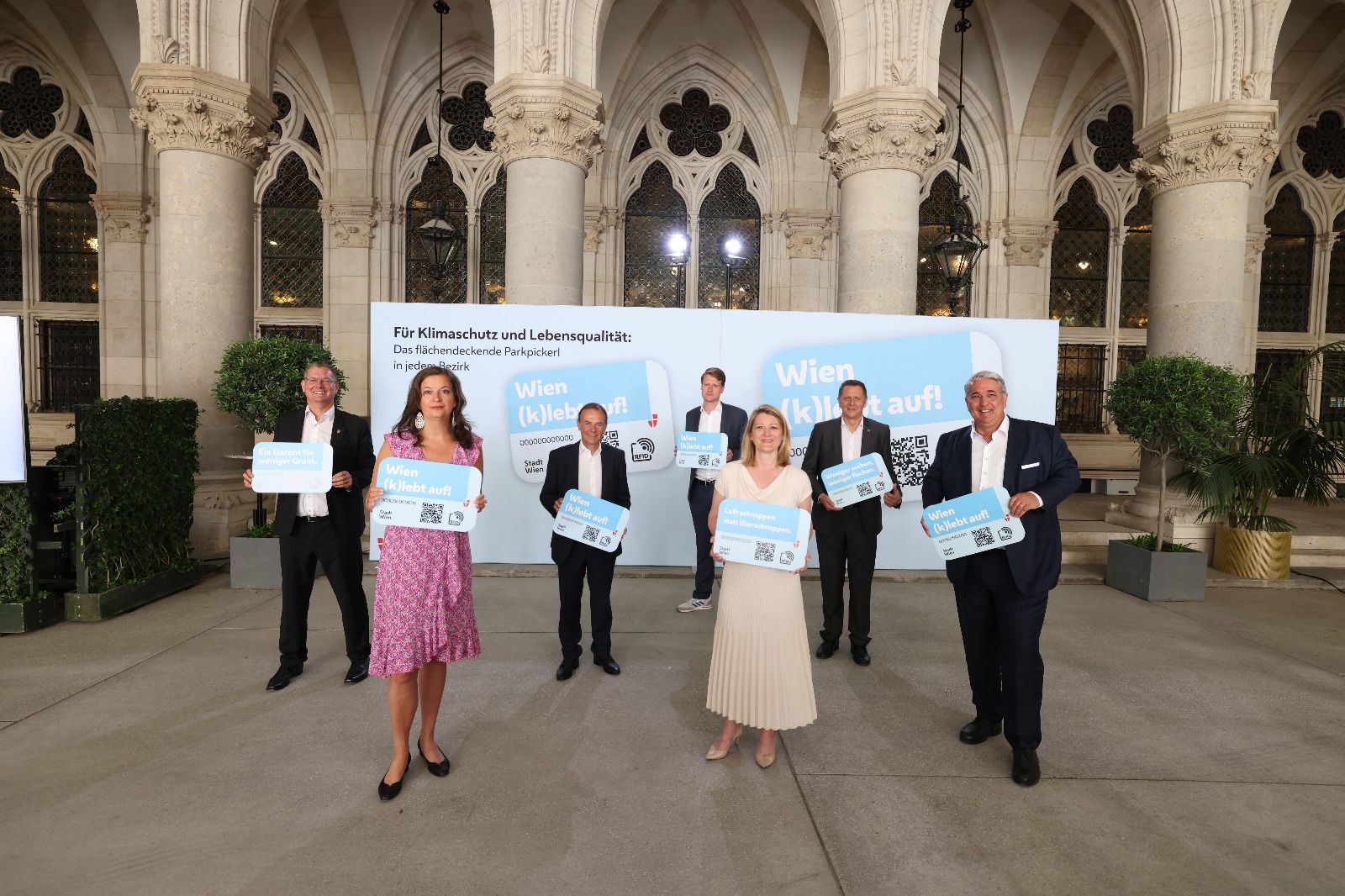 Start für das Parkpickerl in ganz Wien: Mobilitätsstadträtin Ulli Sima (2.v.re.) sprach von einem 