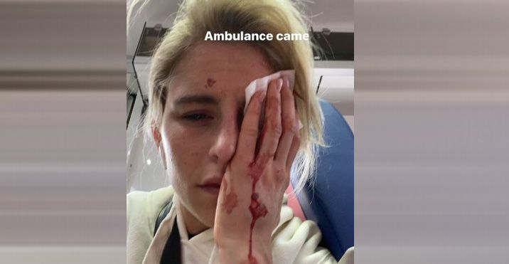 Caro Daur blutverschmiert in einem Krankenwagen.