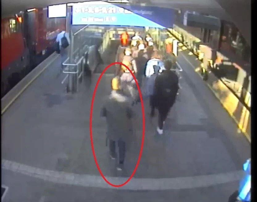 Dieb stahl in Zug Rucksack mit Laserscanner