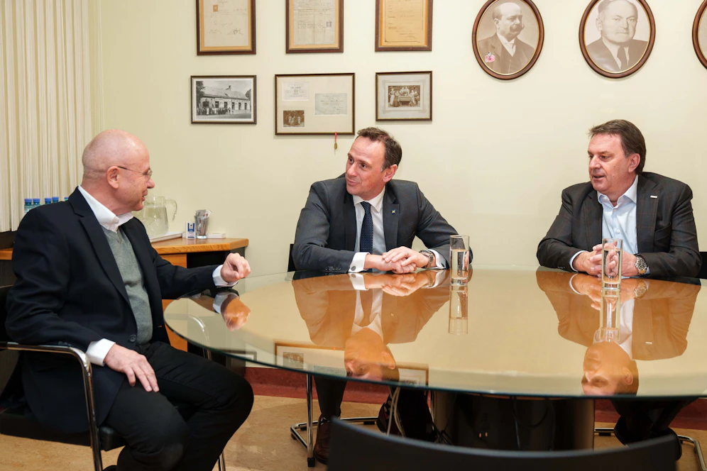 Michael Wareka, CEO Marzek Etiketten+Packaging GmbH, WKNÖ-Präsident Wolfgang Ecker und Wirtschaftslandesrat Jochen Danninger