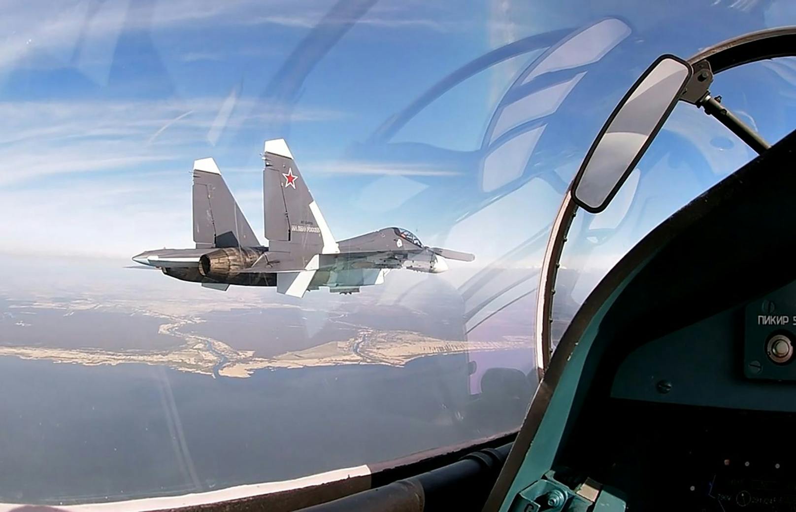 Cockpit-Blick während einer Übung von Suchoi Su-24 und Su-30SM-Bombern der russischen Baltikum-Flotte. (Archivbild)