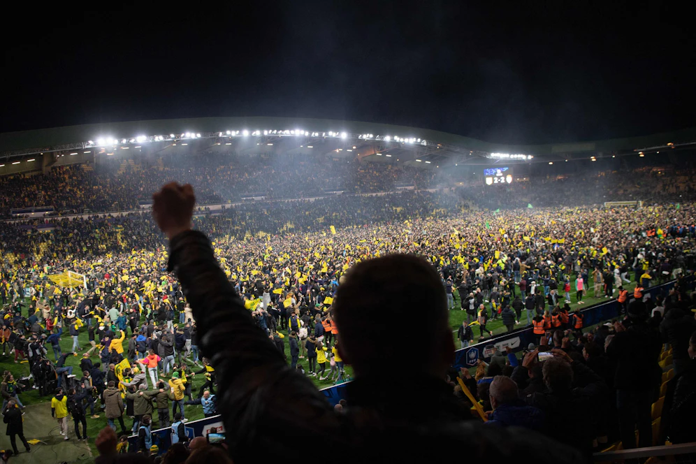 Nantes-Fans fluten nach dem Finaleinzug das Spielfeld.