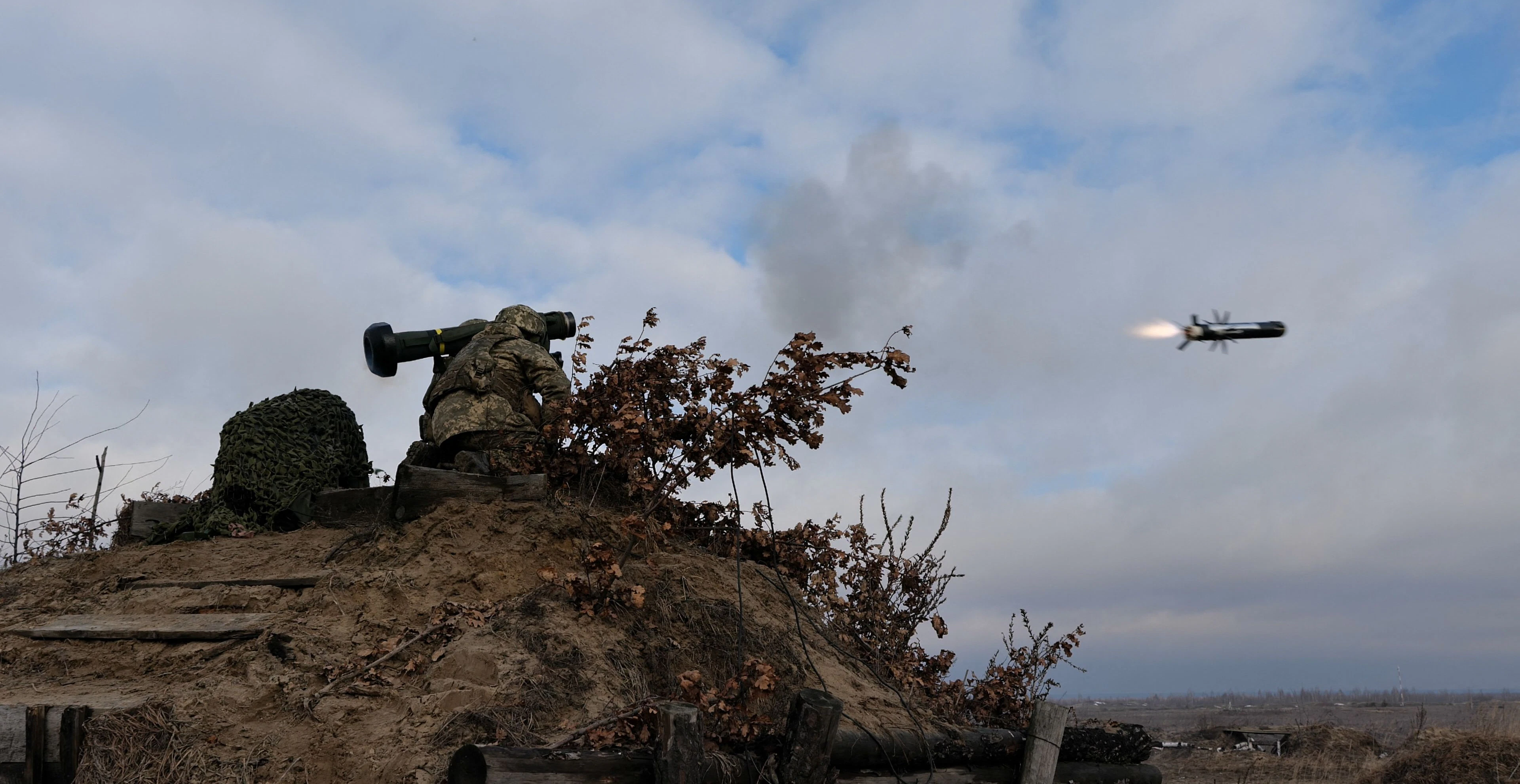 Die Javelin-Raketen gelten als besonders einfach zu transportieren. Hier kommt die Kriegswaffe bei Übungen der ukrainischen Armee im Februar 2022 zum Einsatz.