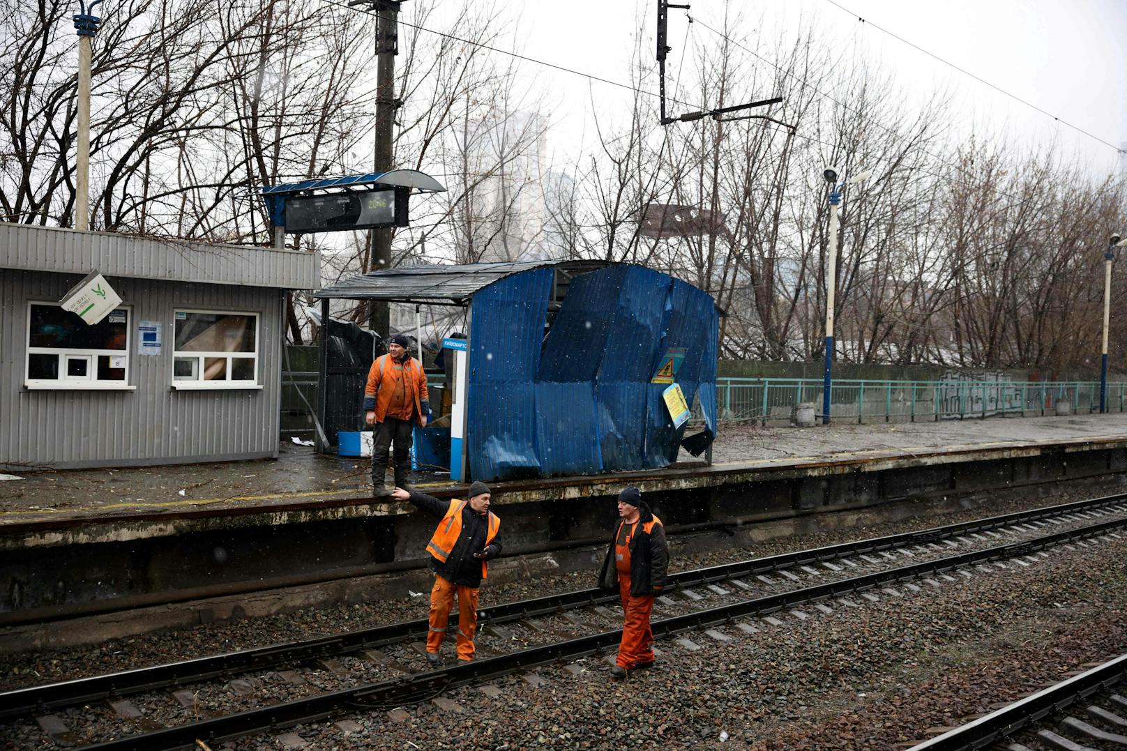 Arbeiter reparieren eine von einer Rakete getroffenen Bahnstation in Kiew. 