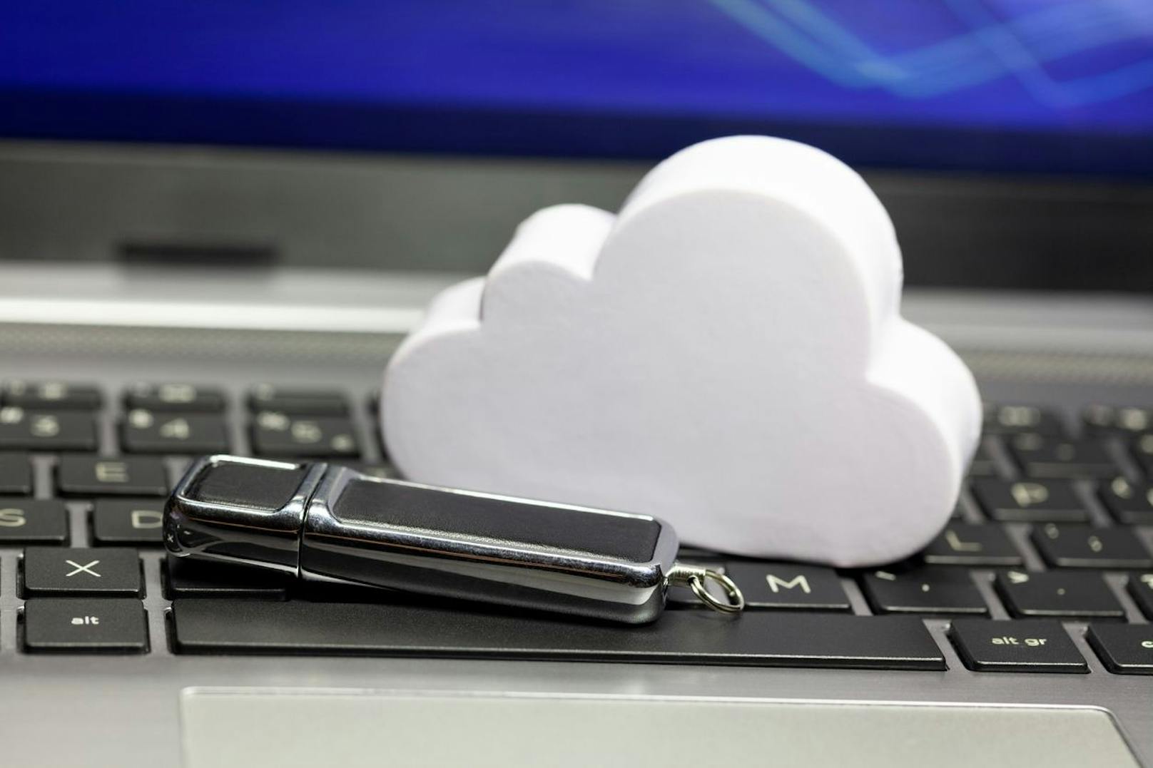 Nach dem Ausmisten solltest du sicherstellen, dass du Backups von deinen Sachen machst. Mittels einer Cloud, einem USB-Stick oder einer Festplatte bleiben deine wichtigsten Daten gesichert.