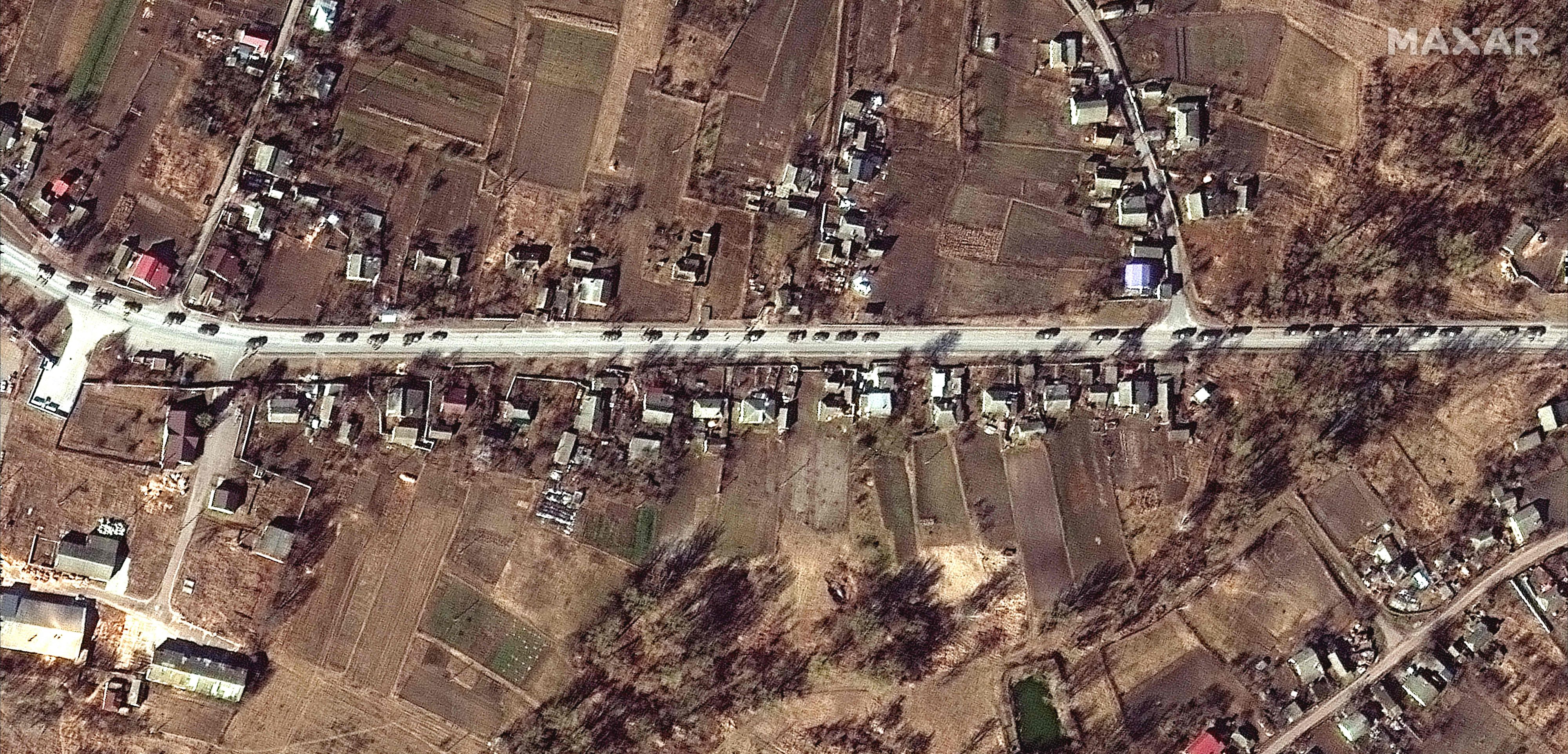 Ein rund 65 Kilometer langer Militärkonvoi nähert sich der ukrainischen Hauptstadt Kiew. Doch seit Stunden geht nichts mehr voran.
