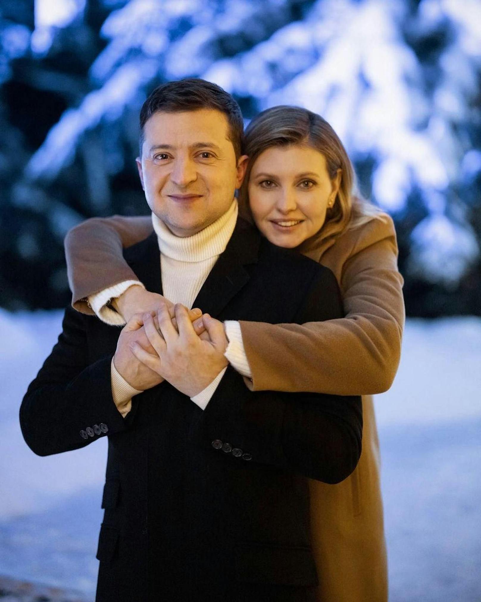 Sie steht an der Seite des ukrainischen Präsidenten Wolodimir Selenski (44): Olena Selenska (44).