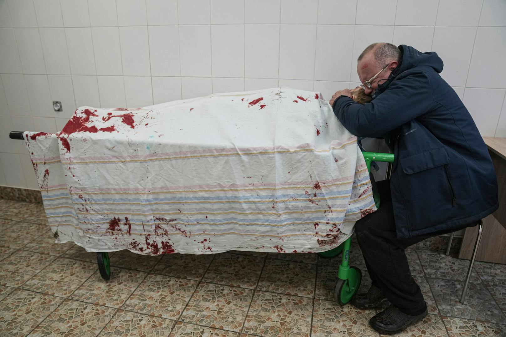 in einem Krankenhaus in Mariupol trauert ein Vater um seinen Sohn. Der Bub war noch ein Teenager, als er im Zuge des Krieges gestorben ist. 