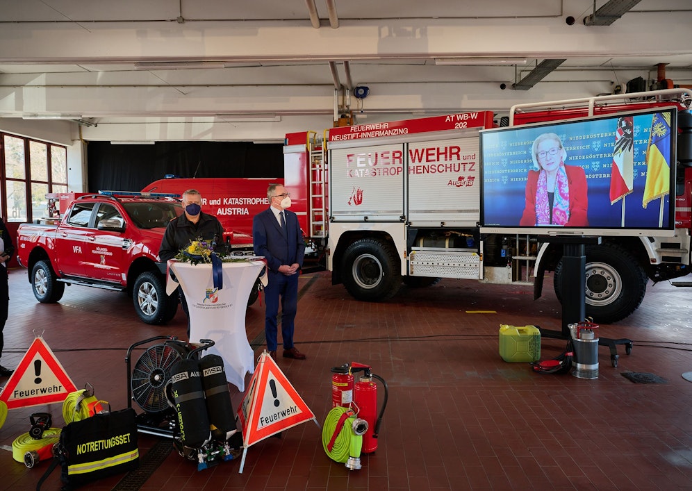 Johanna Mikl-Leitner (per Video) und FF-Chef Didi Fahrafellner und Landesvize Stephan Pernkopf.