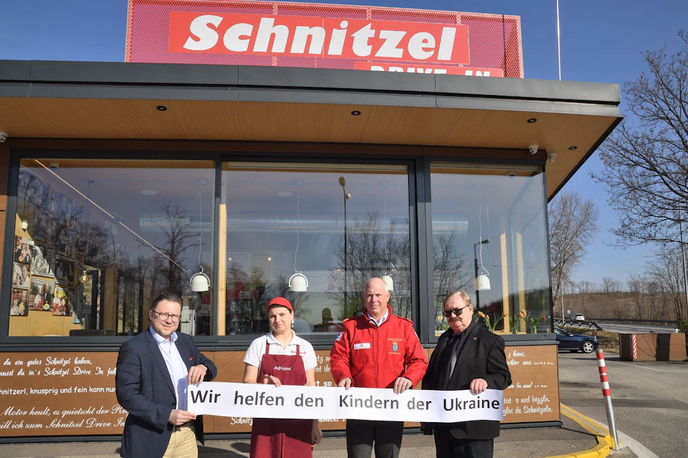 Horst Berger, Adriana Urzica (Mitarbeiterin) Markus Pöschl (Bezirksstellenleiter Rotes Kreuz Krems) und Franz Berger.