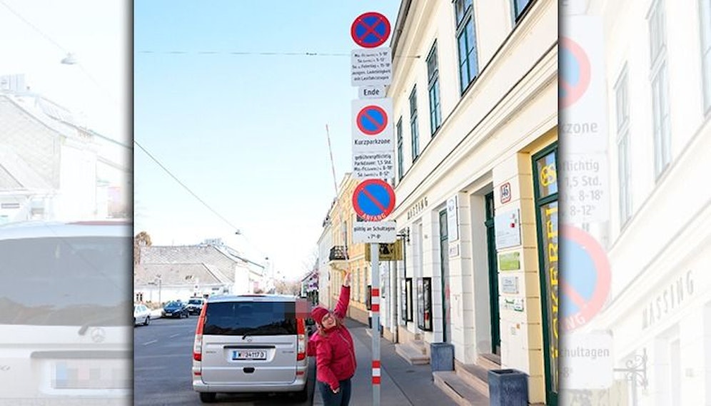 Ein Stahlrohr, drei Park-Botschaften, fünf Meter Höhe: Dieses Straßenschild in Wien-Hietzing macht keine halben Sachen.