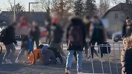 Eine Gruppe von Teenagern ging auf einen Burschen in Wien los.