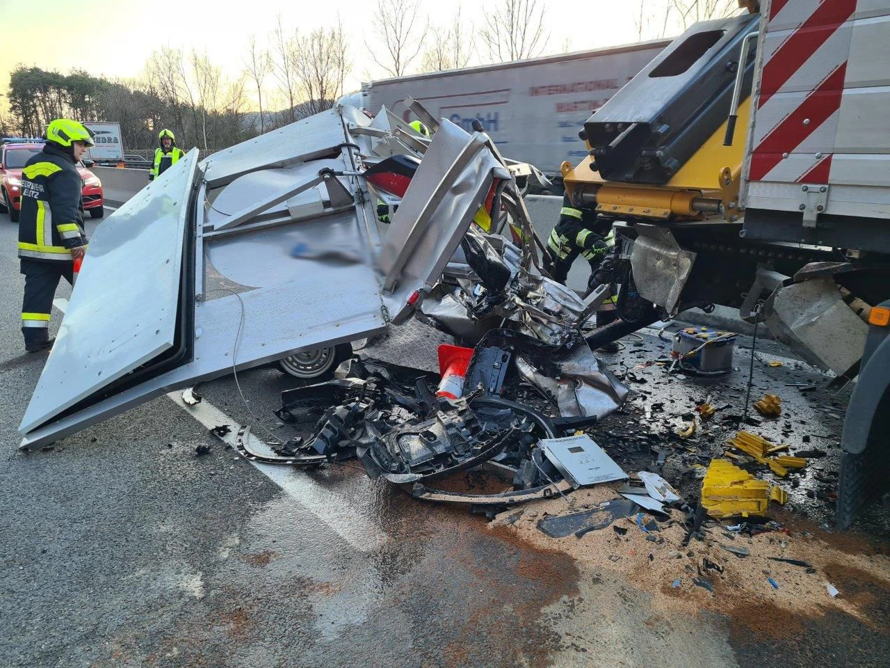 Bilder von den völlig demolierten Fahrzeugen.