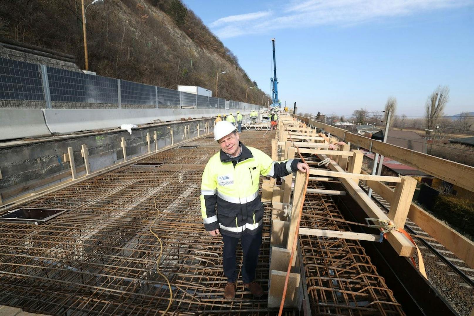 Die Sanierung der Heiligenstädter Hangbrücke ist Teil des Wiener Brückeninvestitionsprogramms. Von "Millimeterarbeit" spricht Hermann Papouschek, Leiter der Abteilung Brückenbau.